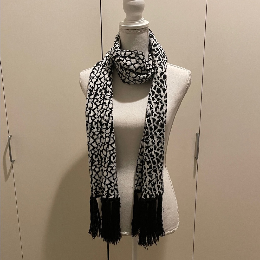 Black and white scarf #16